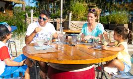 Famille terrasse restaurant au camping Les Oyats